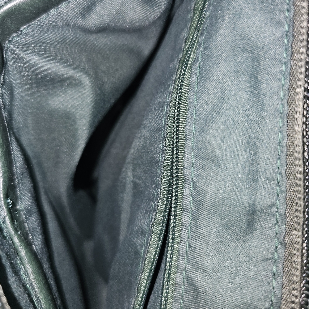 Elegant Green Crossbody Bag with Bee Accent - Picture 4 of 10